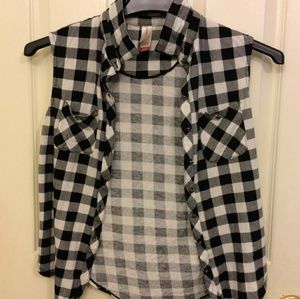 No Boundaries spunky blk & wh plaid tank